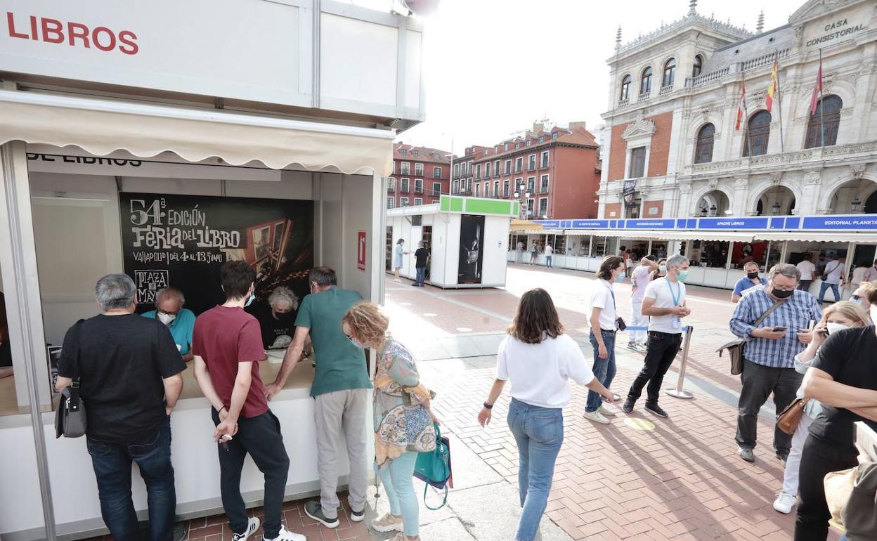 Feria del Libro en la Plaza Mayor de Valladolid, que se celebra estos días. 