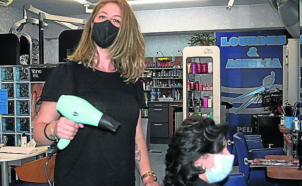 Amelia Tabanera, en su peluquería. 