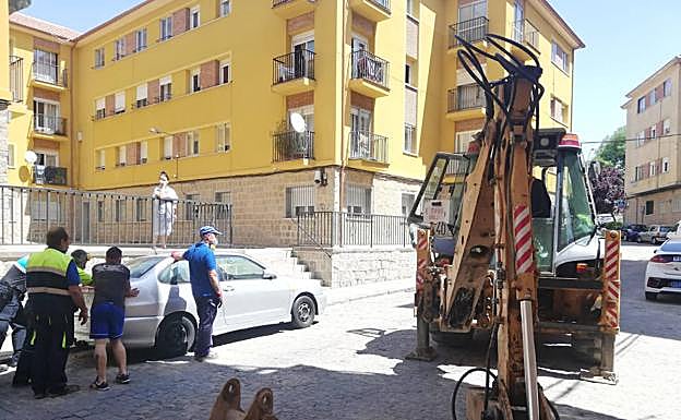 Catas en la calle de la Dehesa, este sábado, para localizar la avería que ha obligado a cortar el agua. 