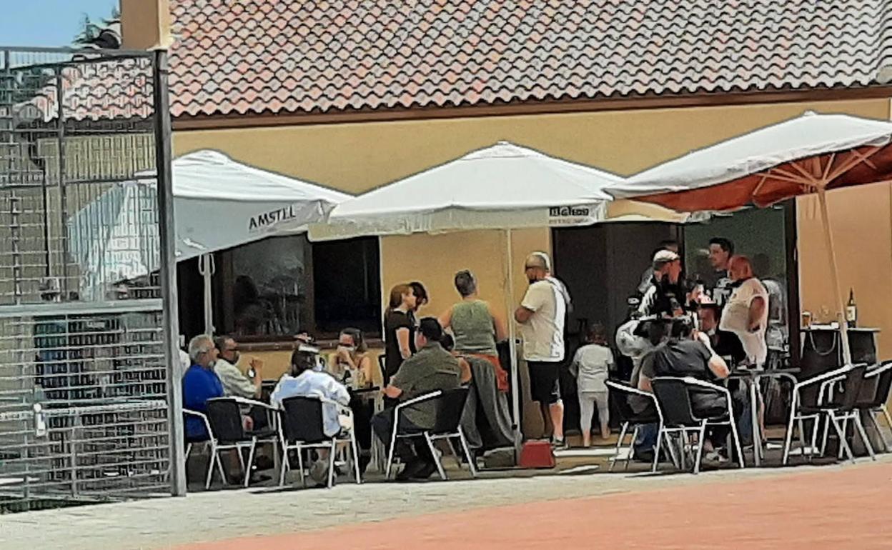 Clientes en la reapertura del chiringuito de Ortigosa del Monte, este sábado, tras las obras de reconstrucción. 