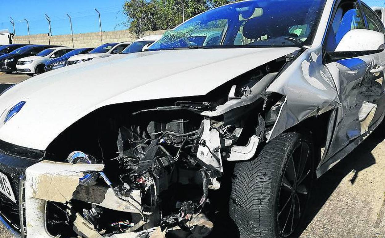 Estado de un coche tras chocar con un jabalí e Segovia. 