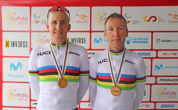 Noel y Christian, con el maillot arco íris y la medalla de oro que les acredita como campeones del mundo. 