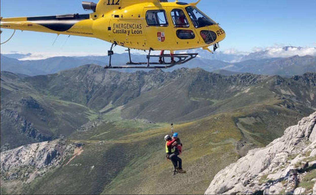 Rescatan con una grúa y el helicóptero a dos montañeros enriscados en el Espigüete
