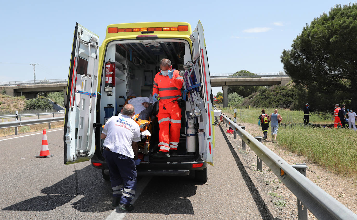 Los técnicos trasladan a la ambulancia a uno de los heridos. 