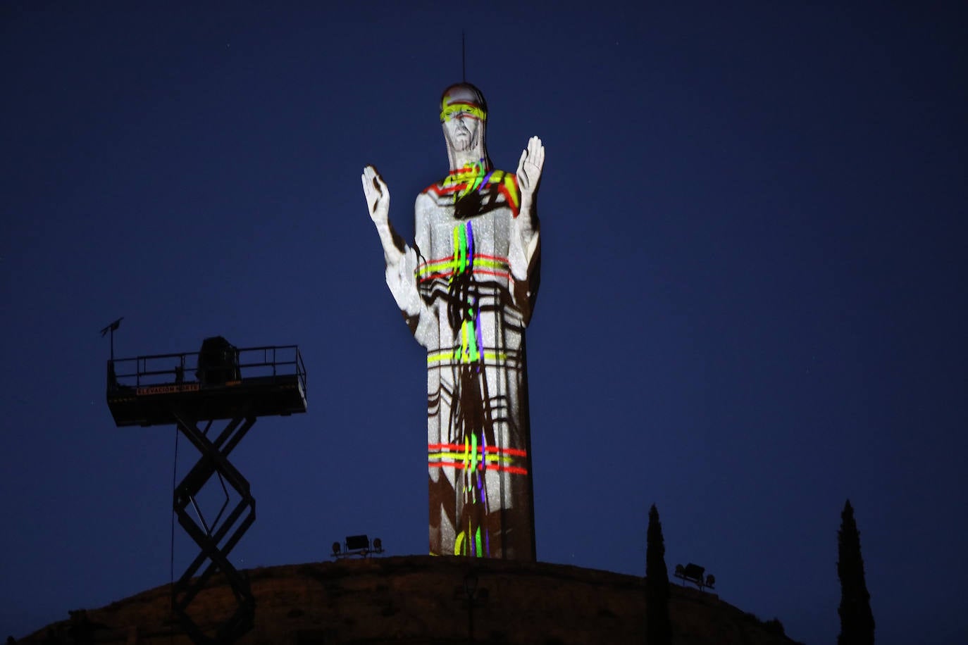 Imagen del Cristo con la proyección de luces en la noche del sábado. 