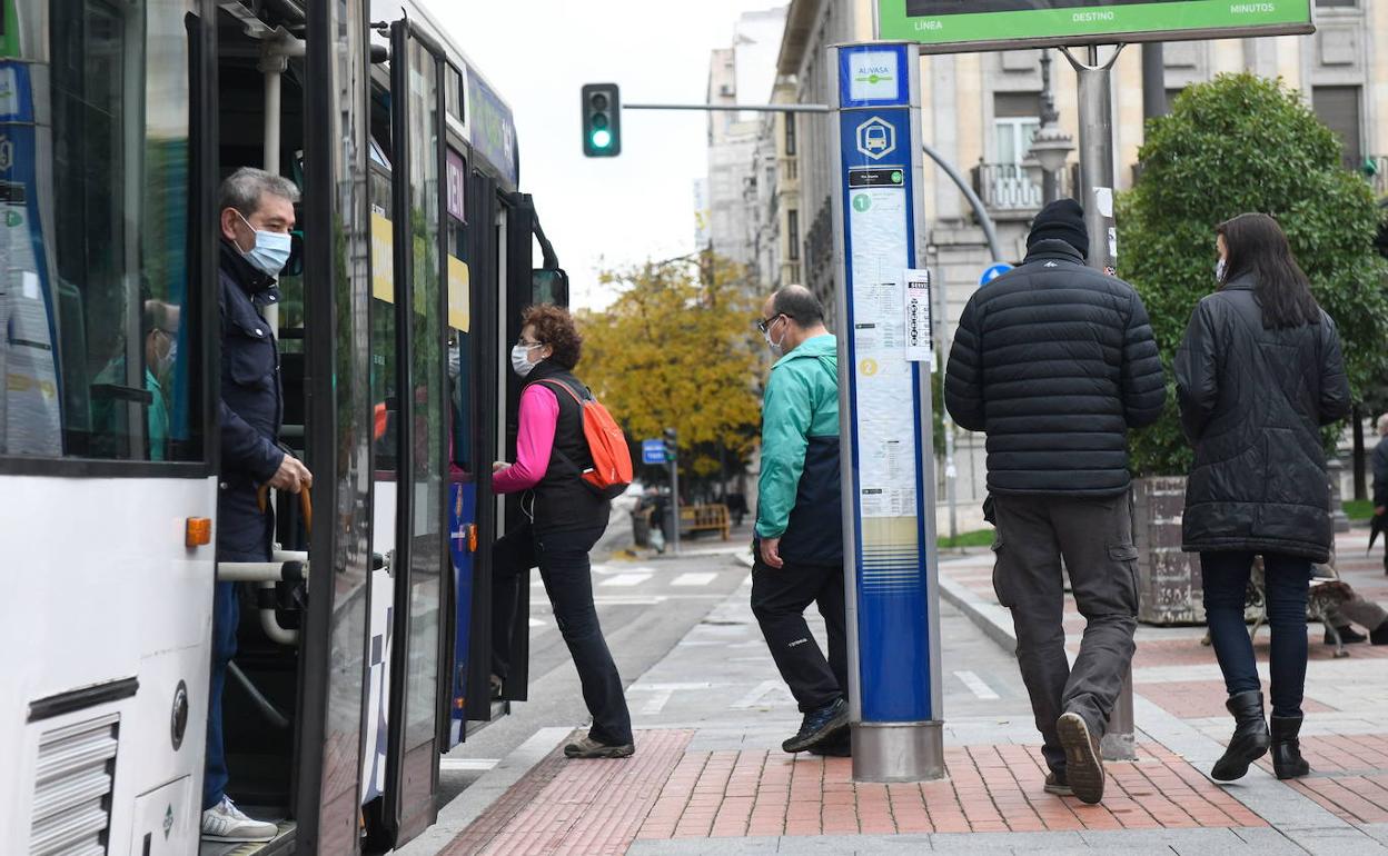 Pasajeros de Auvasa suben y bajan de un autobús. 