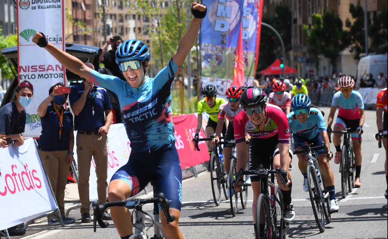 Mireia Benito levanta los brazos al curzar en primer lugar la meta situada en Parquesol. 