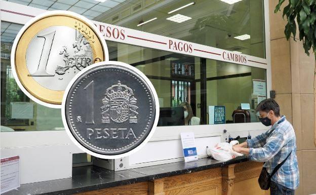 Un hombre cambia pesetas por euros en la sucursal del banco de España de Valladolid.