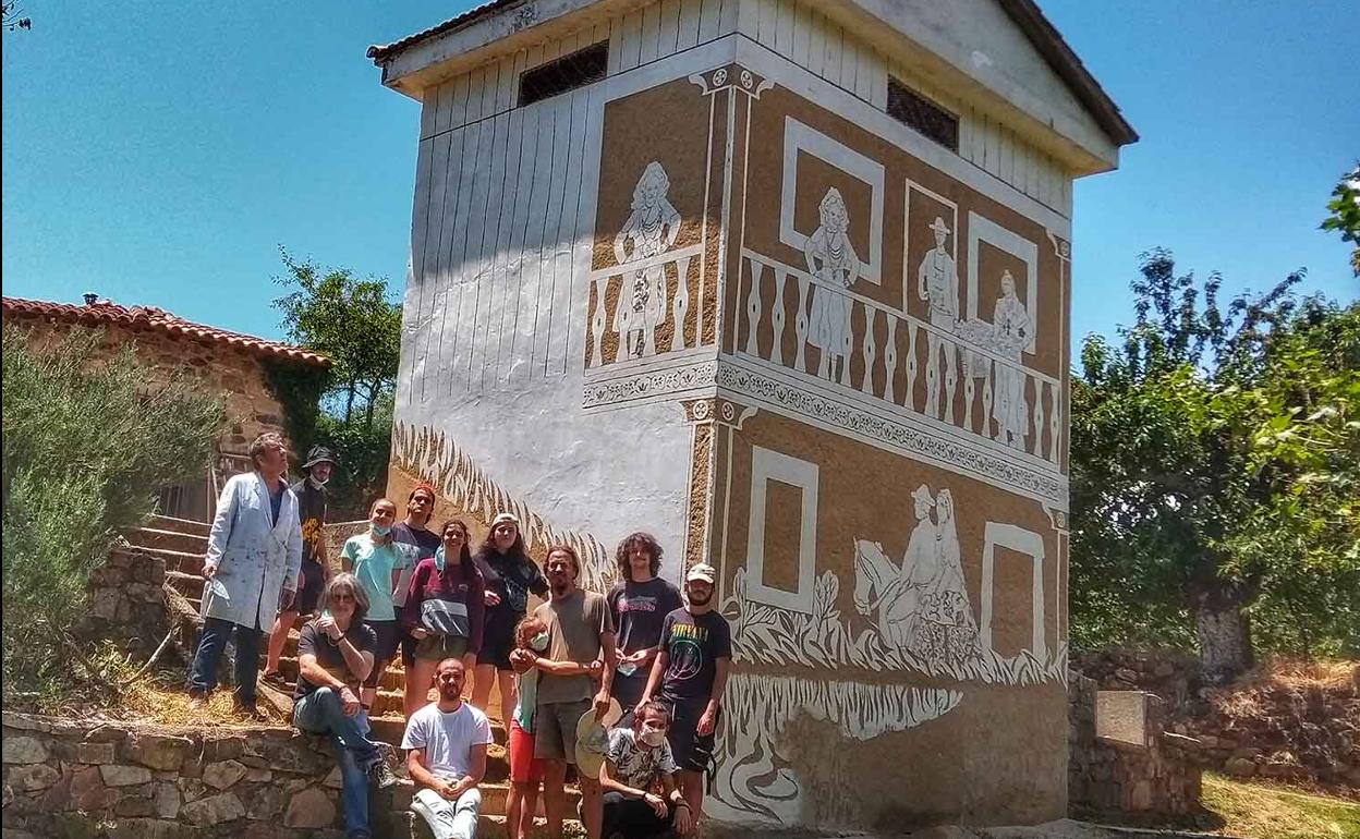 Profesores y alumnos de la Escuela de Artes Plásticas y Diseño con la intervención realizada en el depósito. 