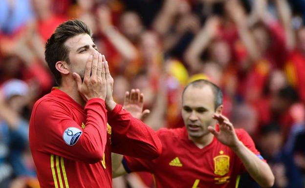 Pique celebra el gol que dio la victoria a España frente a la República Checa en el primer partido de la última Eurocopa