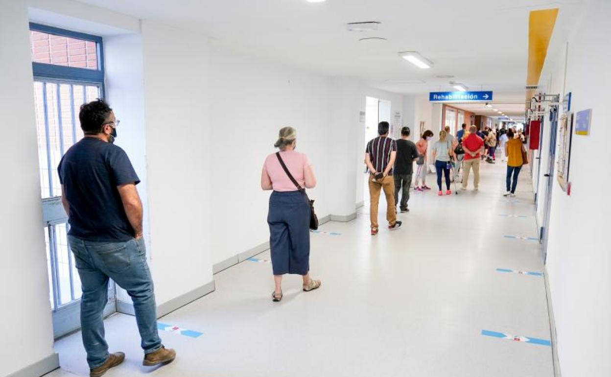 Fila de pacientes que esperan para recibir la primera dosis de la vacuna de Pfizer-BioNTech 