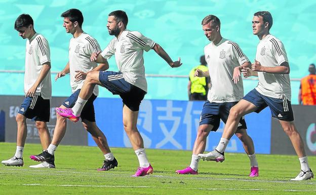 Pedri, Gerard Moreno, Alba, Dani Olmo y Eric García se ejercitan ayer en La Cartuja. 