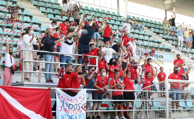 Imagen principal - Imágenes del partido disputado en La Balastera. 