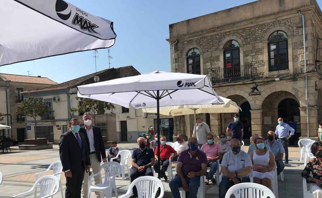 El delegado de la Junta, junto a los alcaldes presentes en la presentación.