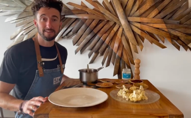 David Izquierdo, cocinero de El 51 del Sol, a punto de emplatar la coliflor a la parrilla