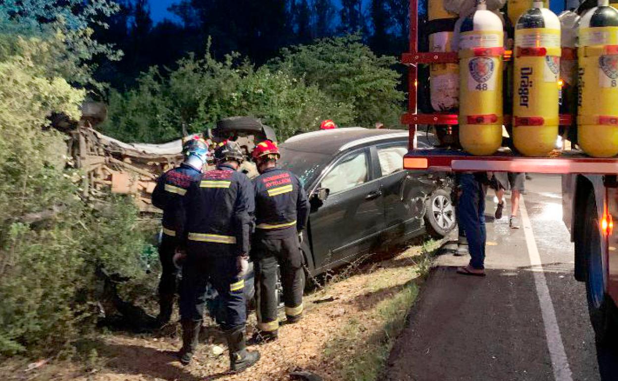 Los vehículos implicados en el accidente con los bomberos. 