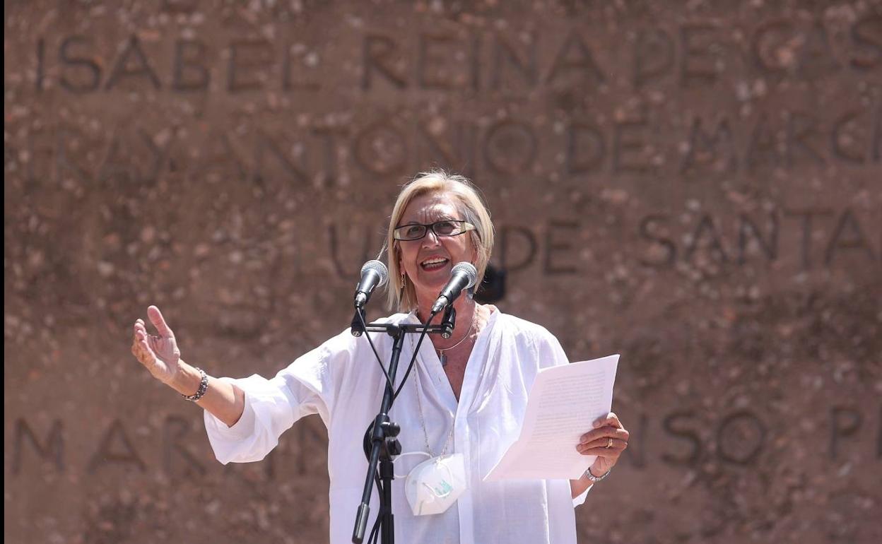 Rosa Díez, durante su intervención en la concentración de este domingo en la Plaza de Colón de Madrid.