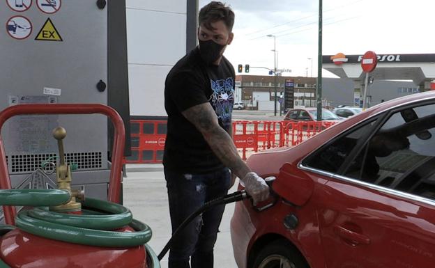 Un vallisoletano llena el depósito de su coche en una gasolinera 'low-cost' de la ciudad 