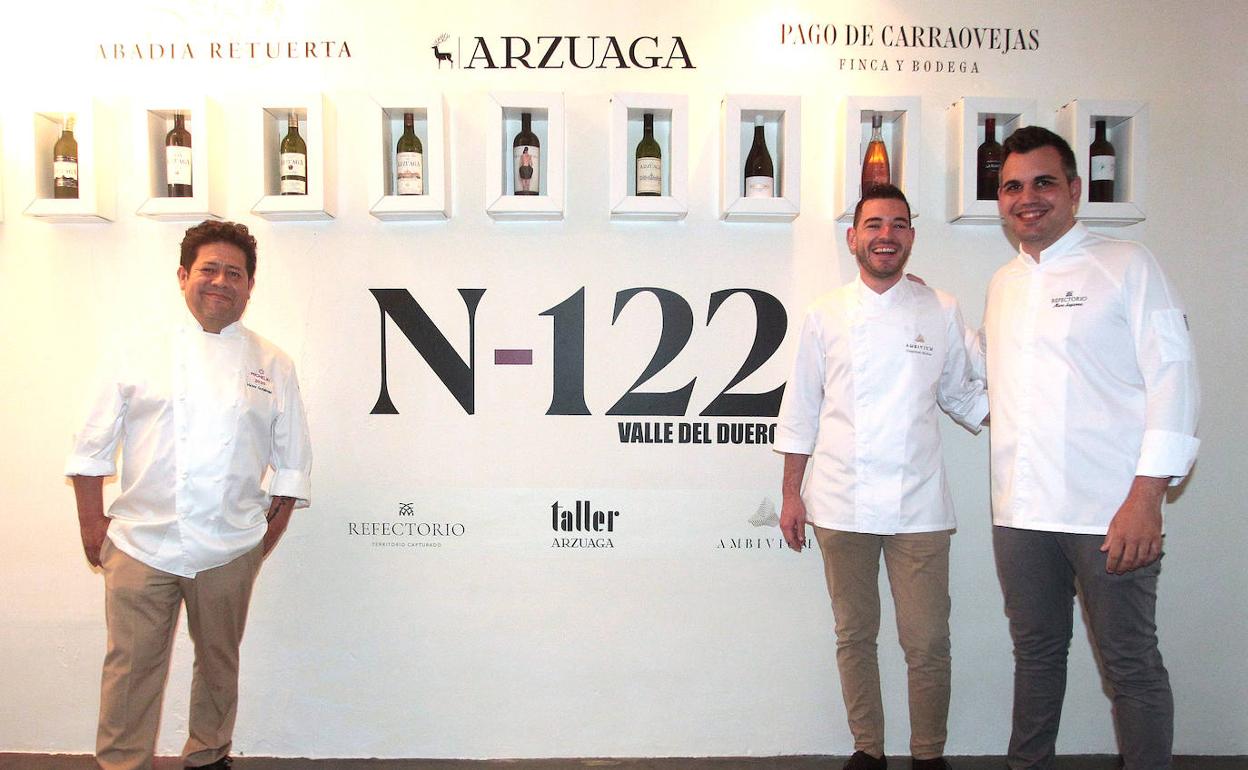 Los cocineros con estrella Michelin Víctor Gutiérrez, de Taller Arzuaga; Cristóbal Muñóz, de Ambovium, y Marc Segarra, de Refectorio. 