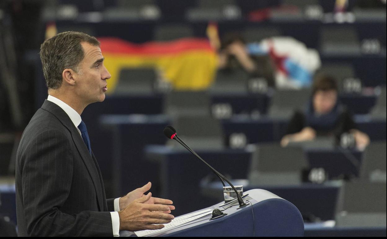 El rey Felipe VI pronuncia un discurso en el Parlamento Europeo en Estrasburgo, en 2015.