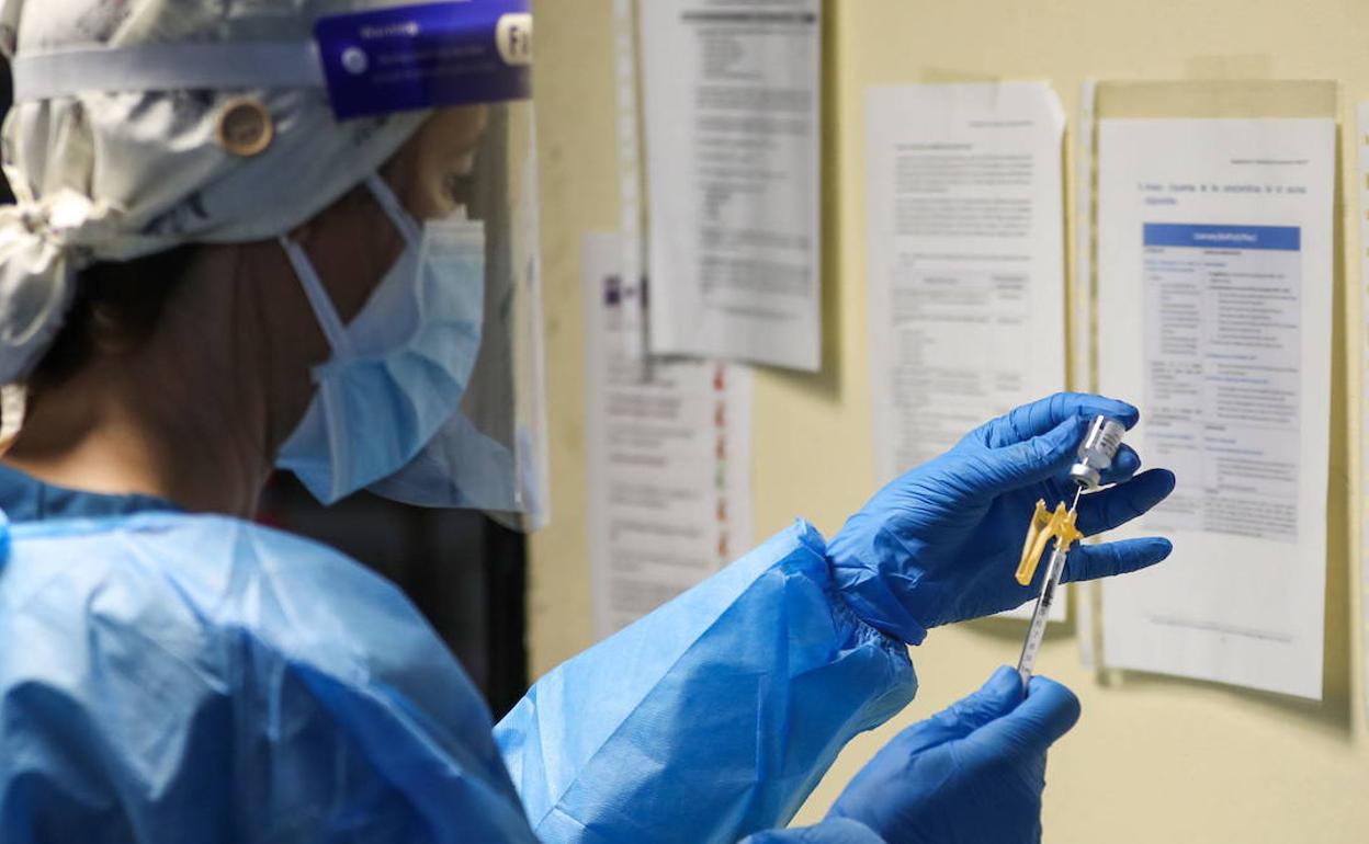 Una enfermera manipula una vacuna contra el coronavirus en Salamanca.