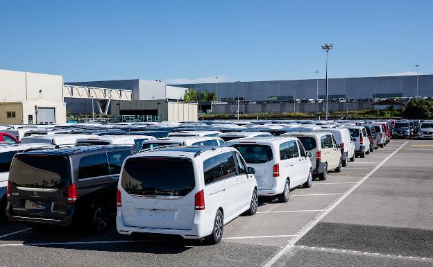 Furgonetas almacenadas en la campa de Mercedes Vitoria a la espera de la llegada de semiconductores 