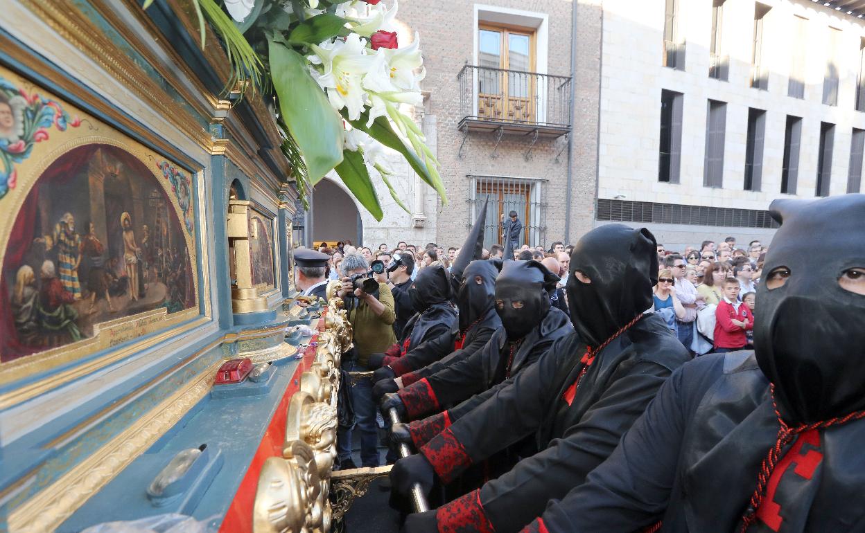 Semana Santa de 2015. Empuja la carroza de la Quinta Angustia, con el resto de cofrades, el indultado de ese año. 