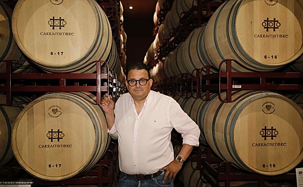 Óscar Mendiluce, en la sala de barricas de la bodega. 