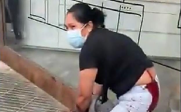 Captura del vídeo publicado en Twitter en el que se puede apreciar la trifulca después del apuñalamiento sufrido po runa mujer en Cartagena.