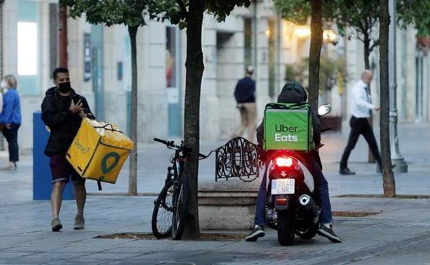 Dos repartidores de plataformas de entregas a domicilio, esta semana en Valladolid. 