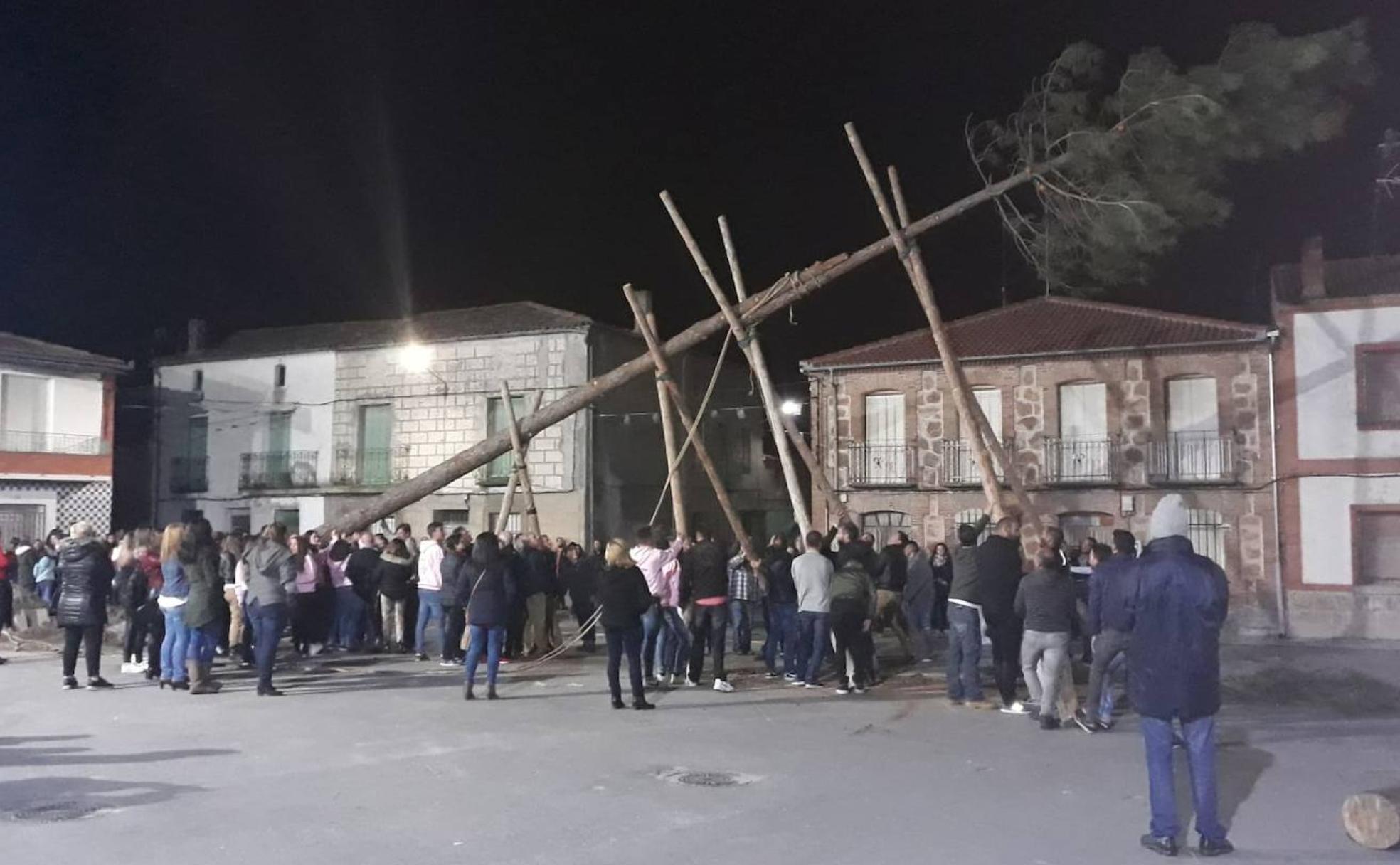 Los quintos suben el mayo con la ayuda de otros vecinos de pueblo.
