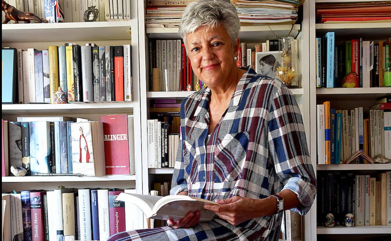 La profesora y escritora Anna Caballé, en su biblioteca. 