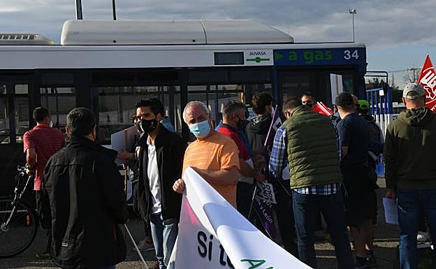 Los conductores de Auvasa, durante la protesta. 