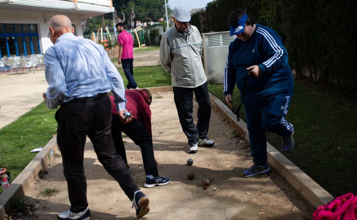 Unos señores juegan a la petanca en Salou durante un viaje del Imserso.