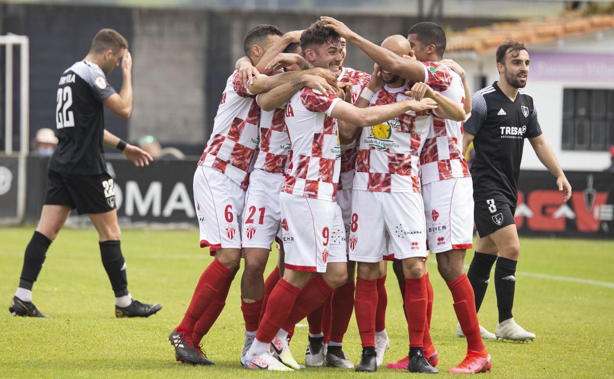 Lolo Plá, con el 9, celebra un gol. 