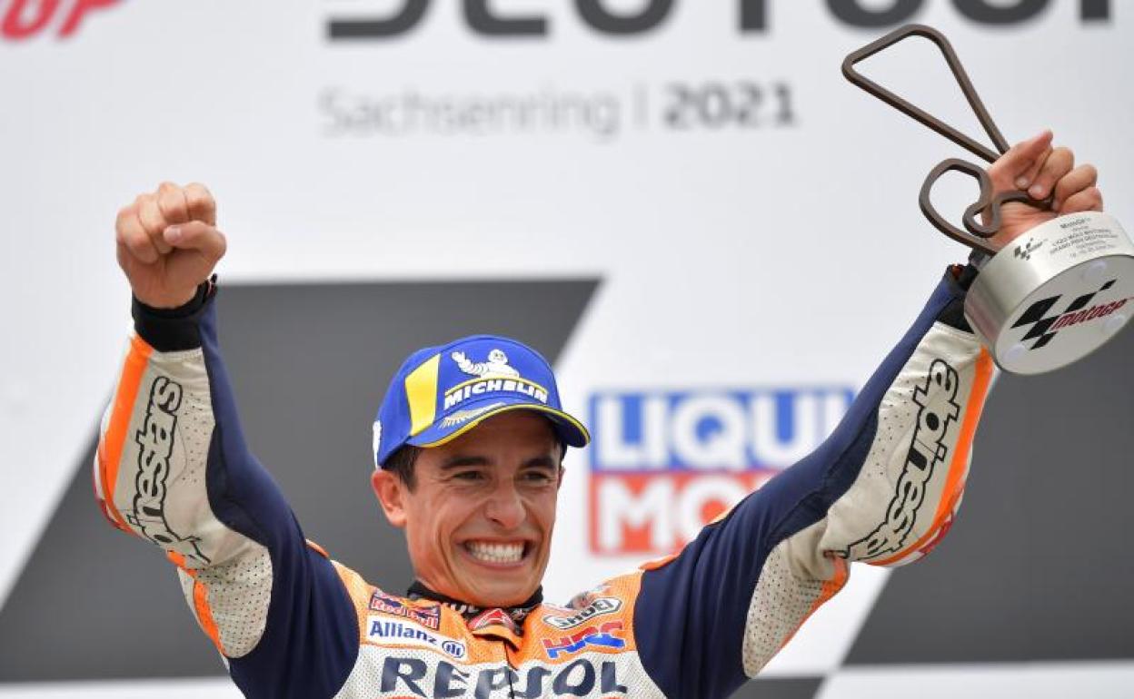 Márquez celebrando el triunfo en Sachsering