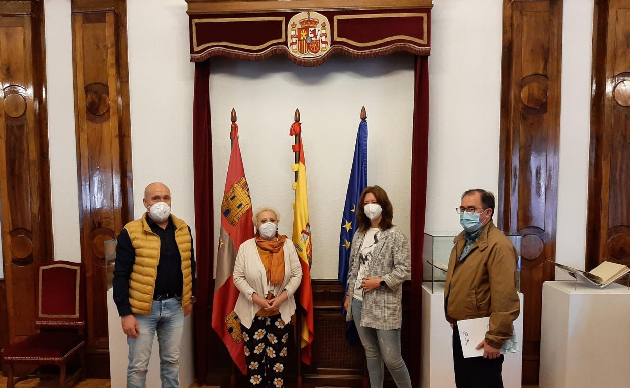 Miembros de CSIF, junto a la subdelegada del Gobierno, a la que han comunicado la situación.