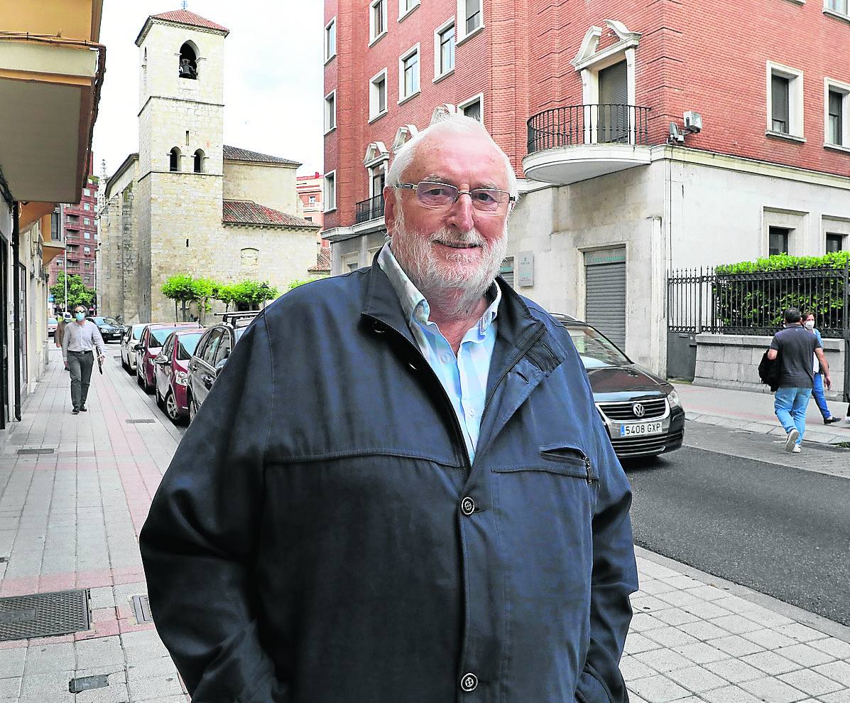 Javier Elzo, junto al Teatro Principal de Palencia. 