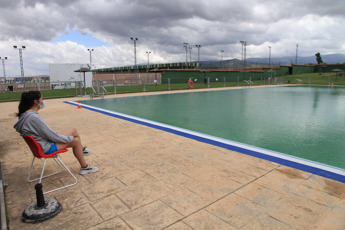 Socorrista de la piscina, durante el primer día de la temporada de verano.