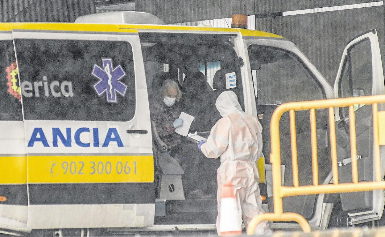 Llegada de pacientes al Hospital Clínico de Valladolid.