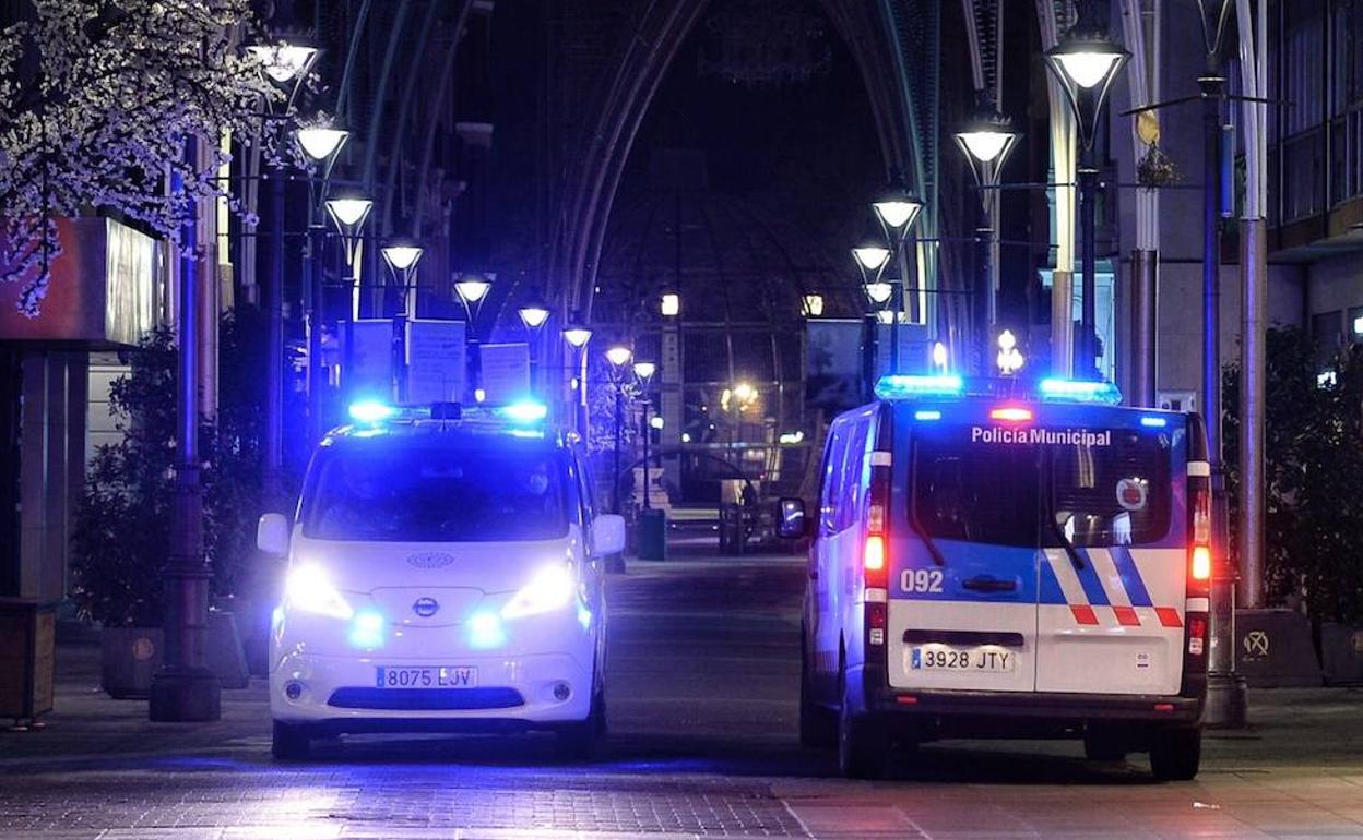 Dos vehículos de la Policía Local patrullan Valladolid en una imagen de archivo.
