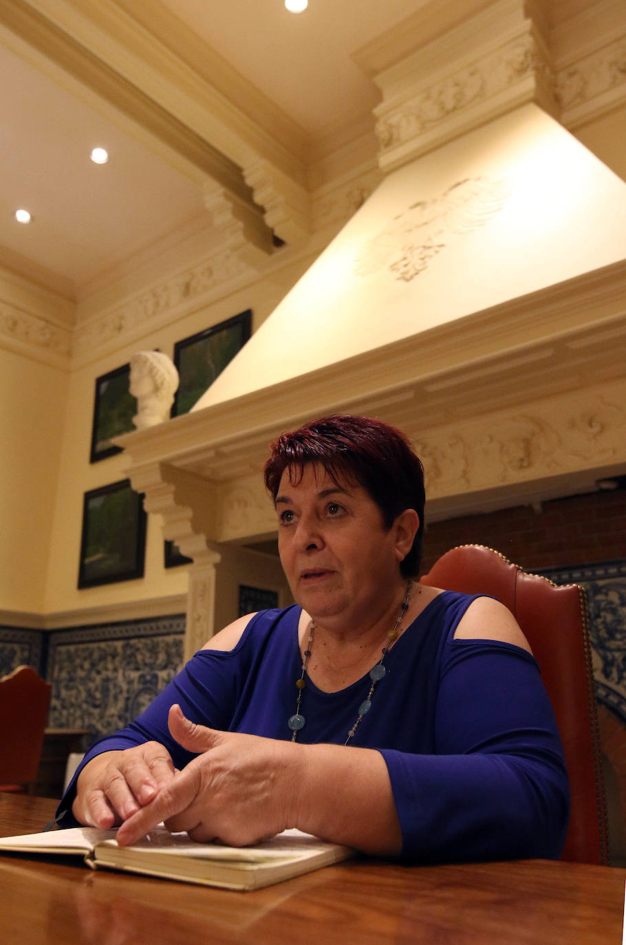 Clara Luquero, en la sala de la chimenea del Ayuntamiento de Segovia, sin mascarilla durante unos segundos para ser fotografiada para la entrevista a El Norte.