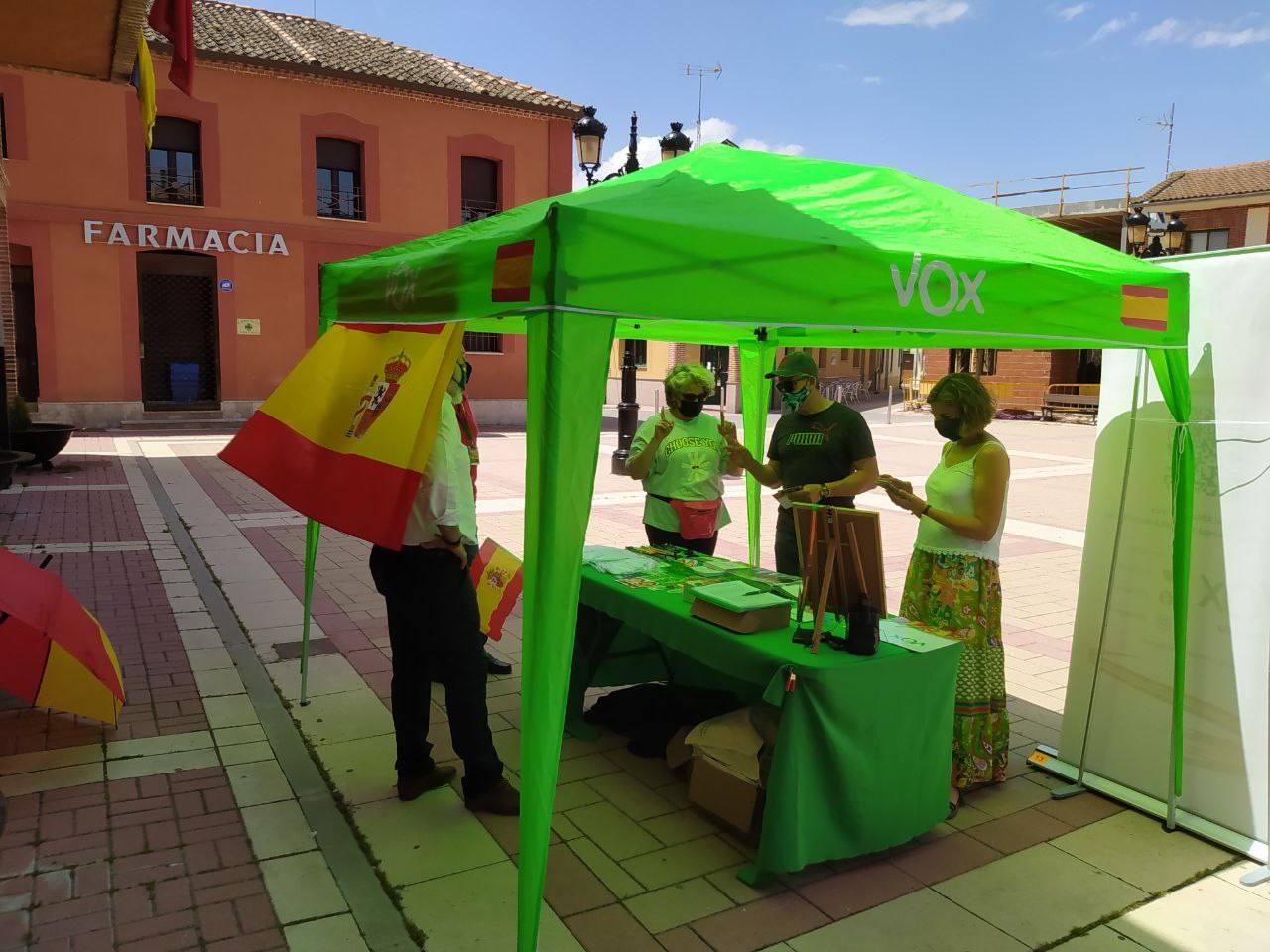 Mesa informativa de Vox en un pueblo de la provincia.