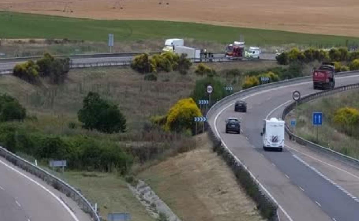 Captura de las cámaras de la DGT ubicadas en el punto kilométrico 212 de la A-6; al fondo se puede observar a los servicios de emergencia actuando en el lugar el accidente. 
