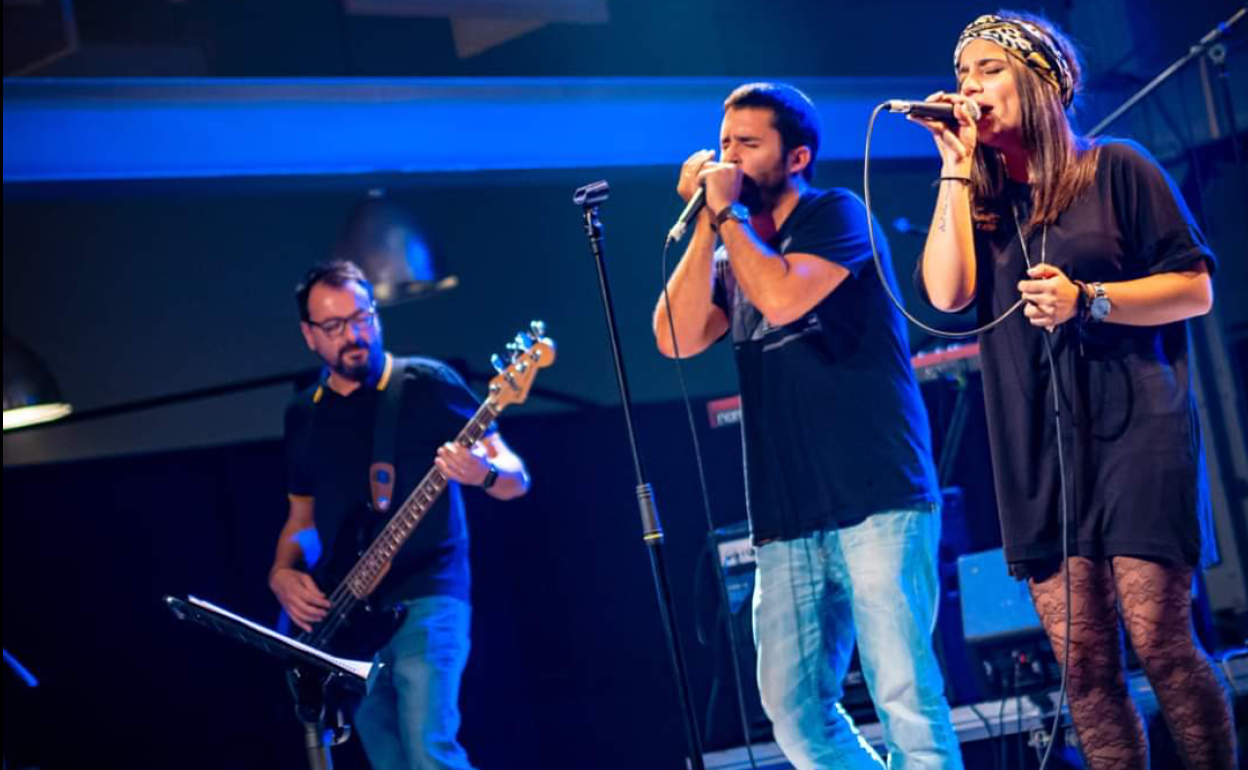 Tres de los miembros de Vilma en concierto: Jorge Casasús a la guitarra, Pablo Useros con la armónica y Andrea Garcy vocalista.