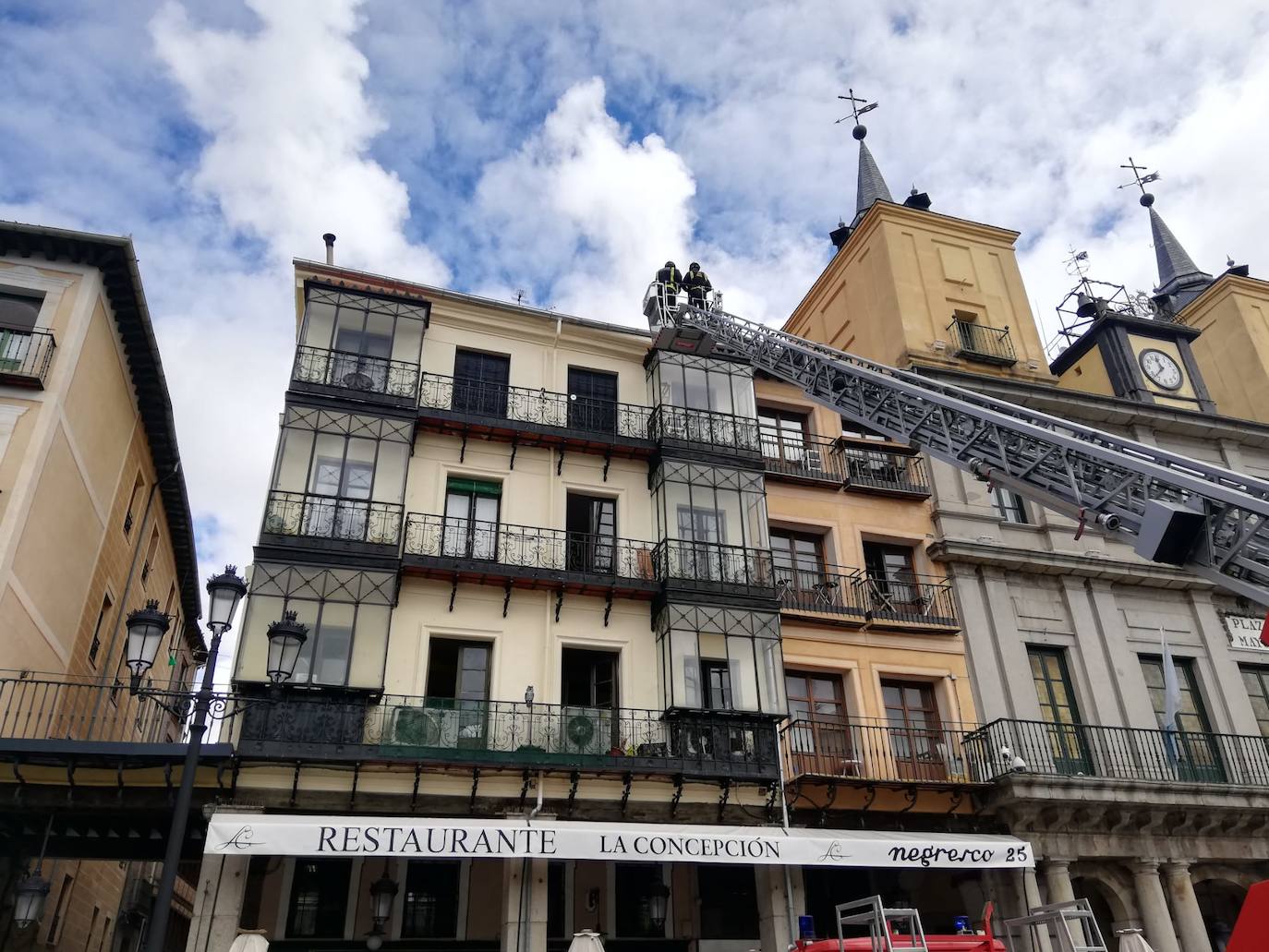 Los bomberos intervienen en la cornisa de un edificio de la Plaza Mayor.