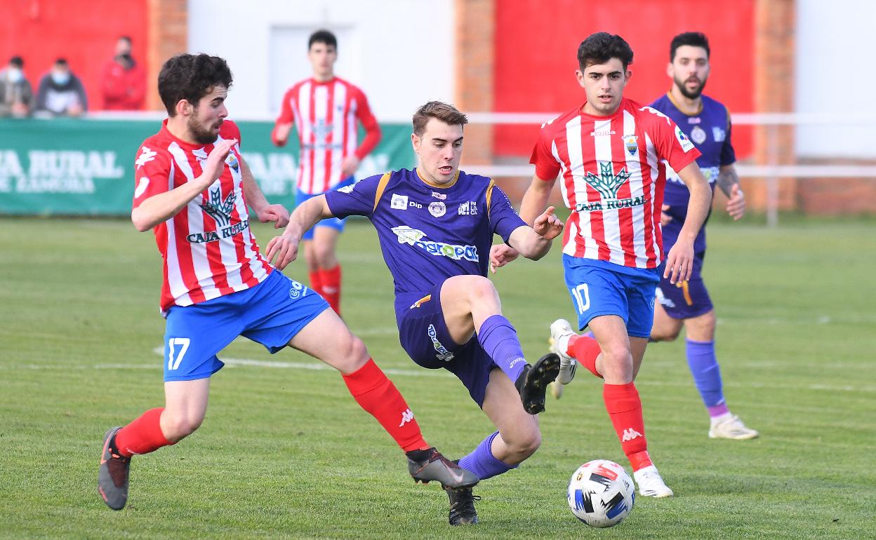 Varios jugadores del Tordesillas en un encuentro contra el Cristo Atlético de la temporada recién concluida.