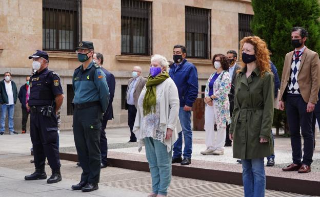 Participantes en el minuto de silencio por la mujer fallecida ayer en Valladolid.