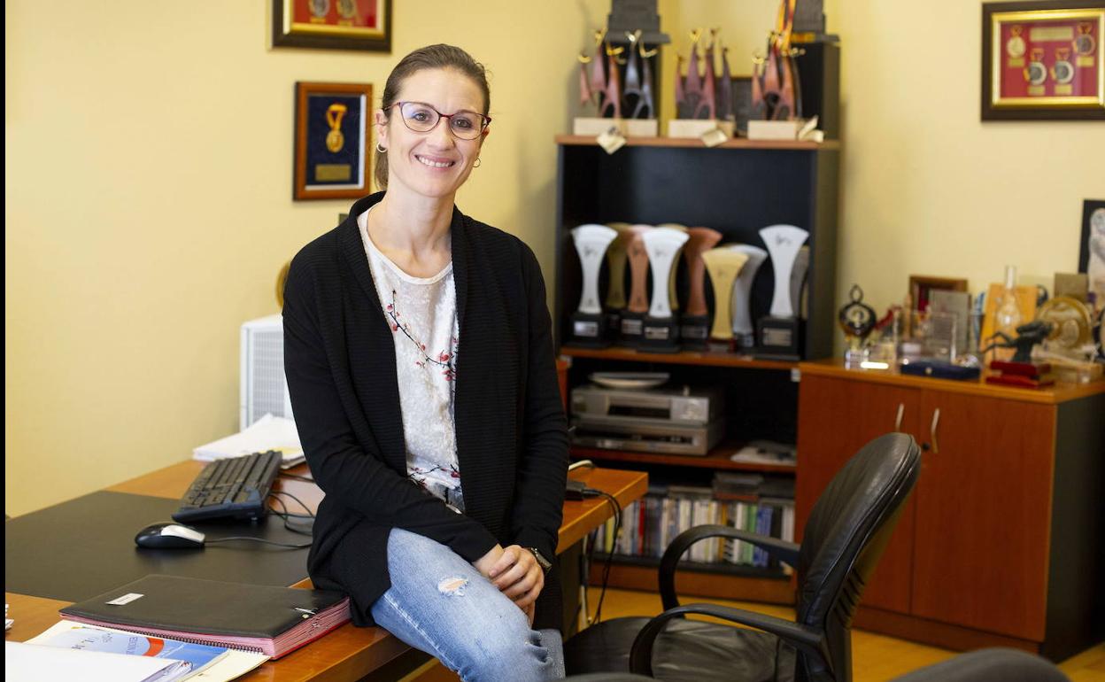 María Perrino, directora general de Deportes de la Junta, en su despacho. 