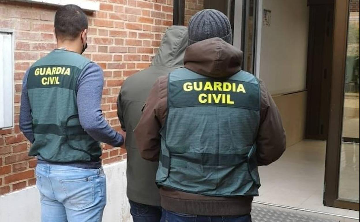 Agentes de la Guardia Civil, con uno de los detenidos. 